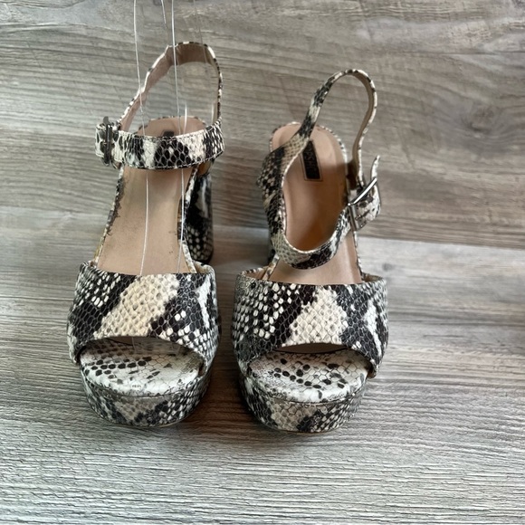 Woman’s topshop well worn leather snake embossed chunky heel and platform sz 8.5 - Picture 3 of 13